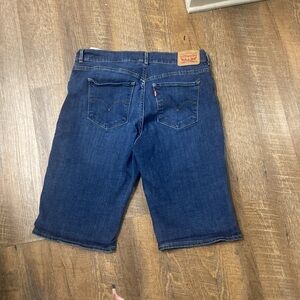 VNTG LEVI’S  PREMIUM BERMUDA SHORTS PERFECT FOR THE UPCOMING SPRING 2025 TRENDS